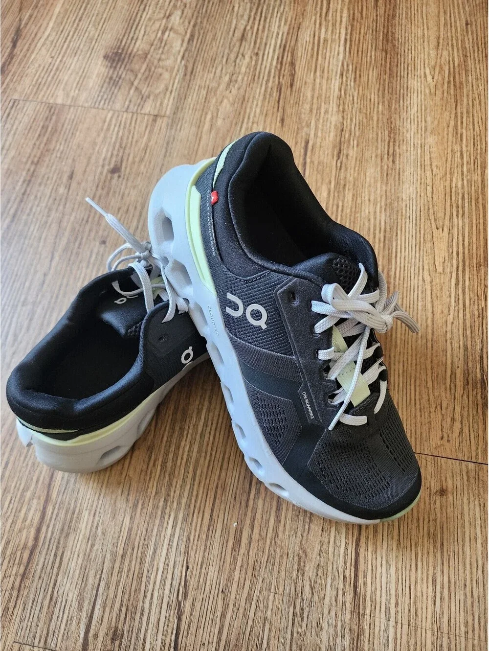 Size 8,5 On Cloud Running Shoes Black and White with Light Green Accents Size 9